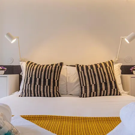 Lovelystay - The Blue Pool House דירה