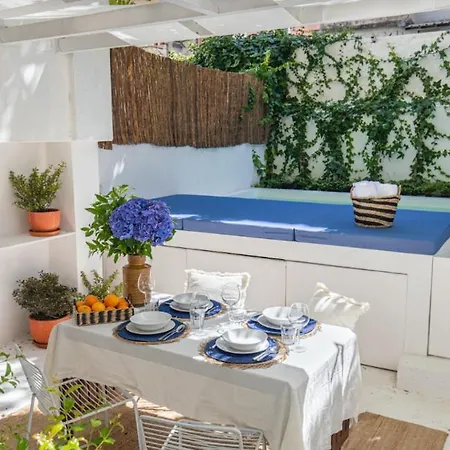 Lovelystay - The Blue Pool House