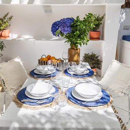 Lovelystay - The Blue Pool House דירה
